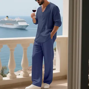Detailansicht eines lockeren dunkelblauen Herren-Leinen-Urlaubssets auf dem Balkon.