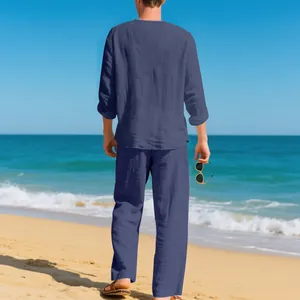 Rückansicht eines lockeren Leinen-Freizeitsets für Herren mit Hemd und Hose am Strand