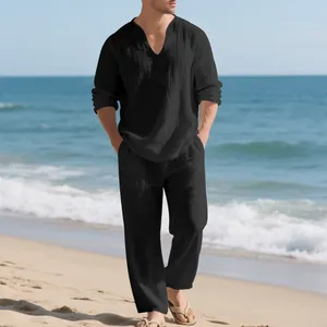 Lockerer schwarzer Leinen-Herrenanzug für den Urlaub am sonnigen Strand.