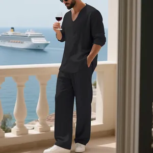 Elegantes, lockeres Leinen-Set für Herren in Schwarz mit Langarmshirt und lässiger Freizeithose.