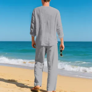 Rückansicht eines grauen Leinen-Freizeitsets für Herren mit Hemd und Hose am Strand