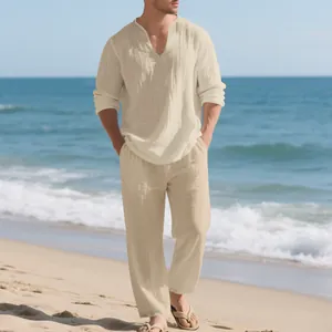 Detailansicht eines lockeren beige Leinen-Freizeitsets für Herren am Strand