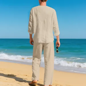 Rückansicht von lockeren beige Leinen-Freizeitsets für Herren an einem Sommerstrand