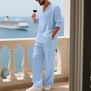 Herren-Set aus Leinen in Hellblau für den Urlaub, mit V-Ausschnitt-Shirt und Hose