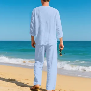 Detaillierte Rückansicht eines hellblauen Leinen-Urlaubssets für Herren am Strand