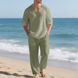Detailansicht eines lockeren olivgrünen Herren-Freizeitsets mit Leinentextur am Strand