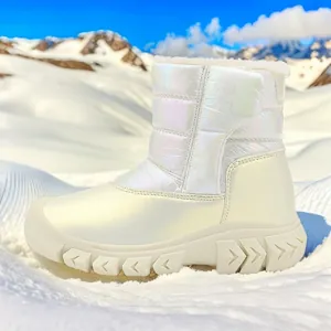 Stivali da neve invernali isolati per bambini bianco perlato con suole antiscivolo