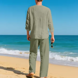 Rückansicht eines lässigen olivgrünen Leinen-Sets für Herren am sonnigen Strand