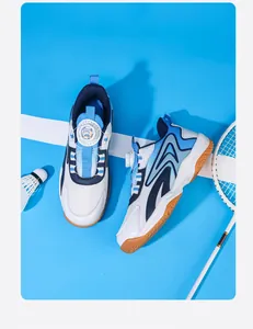 Détail en gros plan de chaussures de bádminton enfant avec boucle rotative et mesh