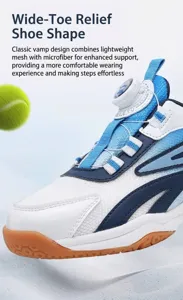 Détail d'une chaussure de badminton pour enfant avec mesh respirant et système à boucle rotative.