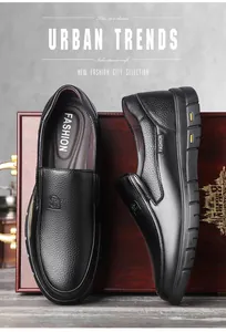 Detailansicht von schwarzen Leder-Slippern für Herren mit strukturierter Oberfläche