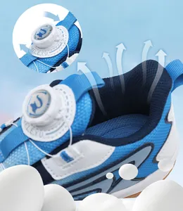 Gros plan sur des chaussures respirantes pour enfants avec boucle rotative.