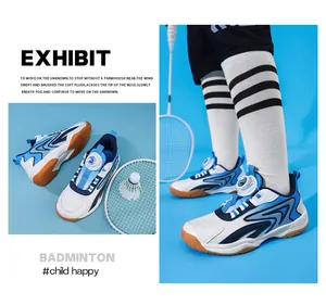 Détails de chaussures de badminton bleues et blanches pour enfants avec boucle rotative.