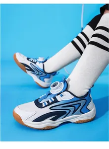 Gros plan d'une chaussure de badminton pour enfant montrant la boucle rotative.