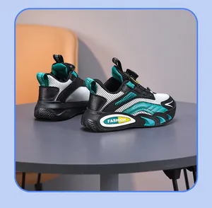 Detaillierte Rückansicht der atmungsaktiven Mesh-Laufschuhe für Jungen in Schwarz-Grün