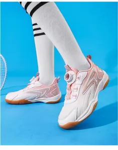 Gros plan sur chaussures de badminton roses pour enfants avec boucle rotative
