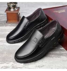 Detailaufnahme von schwarzen Slipper-Loafers aus genarbtem Leder mit Gummisohle für Herren