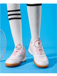 Gros plan de chaussures de badminton professionnelles pour enfants avec mesh et boucle rotative