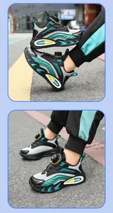 Action-Foto von atmungsaktiven Mesh-Sneakern für Jungen mit verstellbarem Drehverschluss.