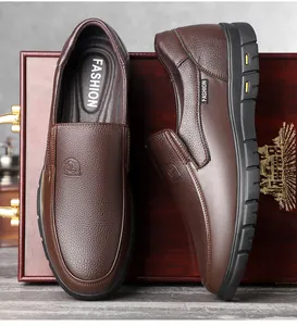 Detailansicht brauner Herren-Slipper aus genarbtem Leder in einer edlen Holzkiste