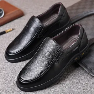 Elegante schwarze Leder-Loafer zum Reinschlüpfen für Herren mit strukturierter Oberfläche