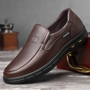 Dunkelbraune Herren-Slipper aus Leder mit strukturierter Oberfläche und Gummisohle