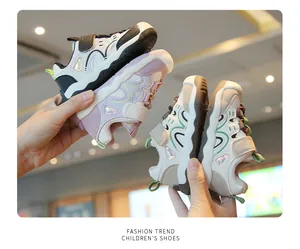 Présentation détaillée de baskets de sport élégantes pour enfants en trois couleurs