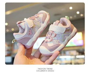 Vue détaillée de baskets pour tout-petits roses et violettes avec semelles souples