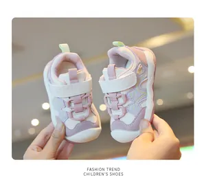 Gros plan de baskets violettes pour tout-petits avec semelles souples et velcro