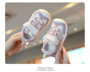 Gros plan sur des baskets de bébé roses et mauves à semelles souples et bandes velcro
