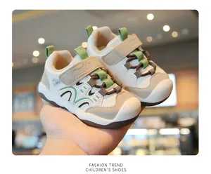 Gros plan de baskets confortables pour tout-petits avec maille et semelles souples.
