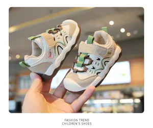 Gros plan de baskets élégantes pour tout-petits avec semelle souple et bande velcro