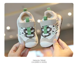 Détail de baskets élégantes pour tout-petits blanc et vert, marque Kinoble