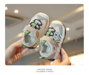 Détail d'une paire de chaussures de marche pour enfants crème avec semelles souples
