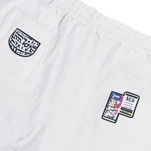 Vue détaillée des poches arrière d'un pantalon en lin décontracté avec patchs de mode