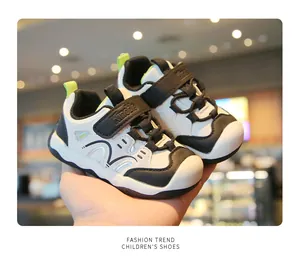 Détail de baskets blanches et noires pour tout-petits avec scratchs et semelle souple