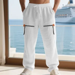 Gros plan du pantalon en lin blanc avec fermetures éclair décoratives et cordon.