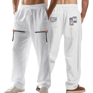 Vue avant et arrière d'un pantalon en lin blanc avec imprimés hip-hop et détails zippés.