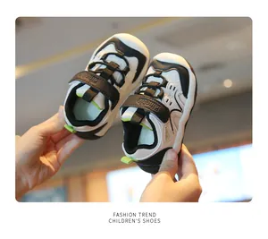 Gros plan de chaussures de sport pour enfants à semelles souples et brides réglables.