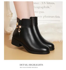 Elegante schwarze Lederstiefeletten mit goldenem Herzanhänger und Blockabsatz