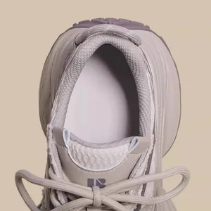 Zapatillas chunky beige para niñas en vista superior, mostrando el cuello y cordones