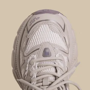 Primer plano de zapatillas chunky para niña con malla transpirable y diseño beige