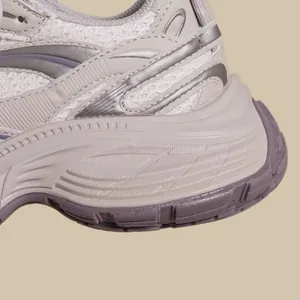 Zapatillas deportivas para niñas con detalles plateados y diseño de malla transpirable