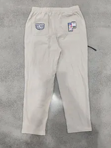 Vue arrière de pantalon large en lin beige pour homme avec poches brodées stylées