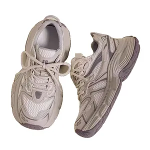 Elegantes zapatillas deportivas de malla transpirable para niñas en color violeta y blanco.