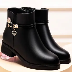 Bequeme schwarze Stiefeletten aus Kunstleder mit Herzanhänger und niedrigem Blockabsatz