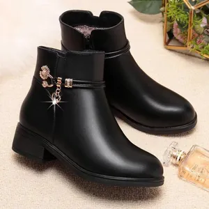 Elegante schwarze Stiefeletten für Damen mit dickem Absatz, warmem Futter und Anhängern