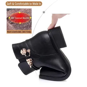 Flexible schwarze Lederstiefeletten mit Plüschfutter und dekorativer Blumenschnalle