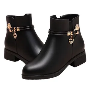 Elegante schwarze Lederstiefeletten für Damen mit Blockabsatz und goldenen Herz-Anhängern