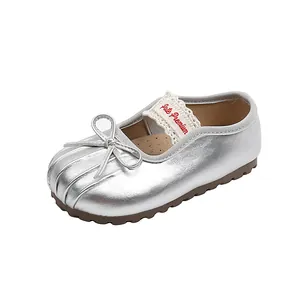 Chaussures ballerines Mary Jane argentées pour bébé avec nœud mignon et dentelle.